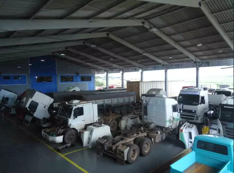 interior de uma oficina com caminhões