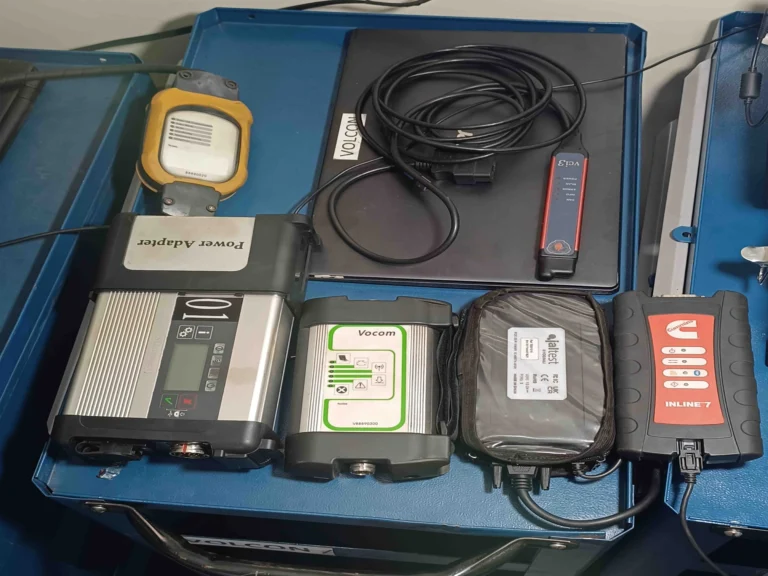 equipamentos de diagnóstico eletrônico em um estojo