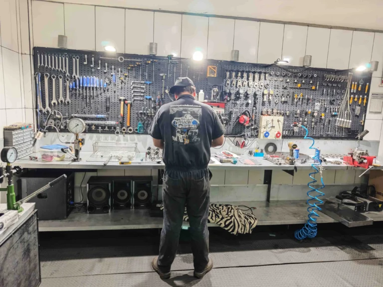 técnico trabalhando na bancada da oficina